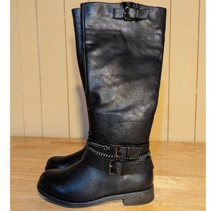 Black boots with chain accent